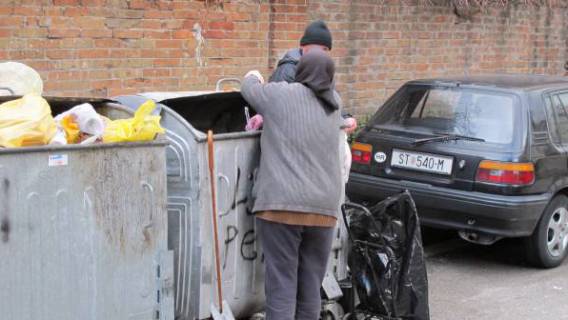 SAMO KOD NAS: Vi&scaron;e se isplati biti socijalni slu&egrave;aj, nego umirovljenik!