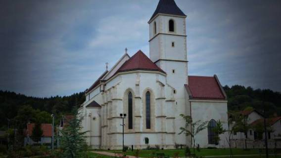 Umirovljenici u posjeti Vo&egrave;inu i Etno imanju Ivana Peri&scaron;i&aelig;a